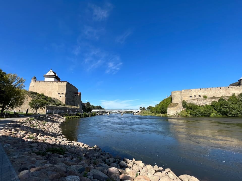 Veduta del Castello di Narva e della fortezza russa di Ivangorod separate dal fiume Narva al confine Estonia-Russia
