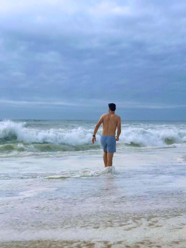 Marco, travel blogger di Ricordi di un Viaggio, entra nell’Oceano Atlantico durante un viaggio avventuroso
