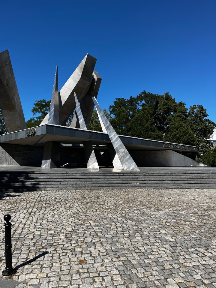 Monumento ai Caduti dell’Esercito Polacco a Poznań, memoriale moderno in pietra dedicato alla memoria dei soldati.