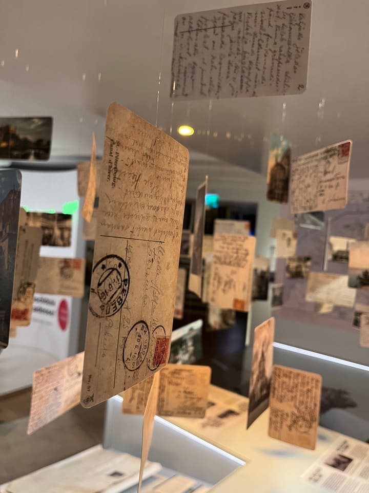 Installazione di cartoline storiche sospese al Museo della Storia Estone di Tallinn