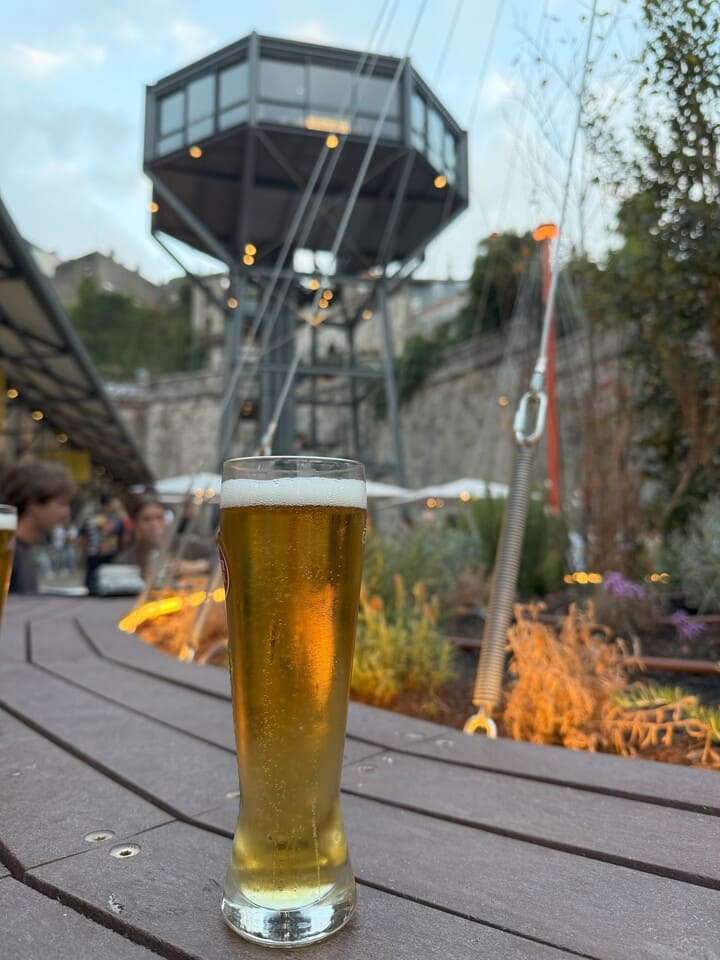 Bicchiere di birra fresca al Time Out Market di Porto, luogo ideale per gustare cibo e drink in un’atmosfera moderna.