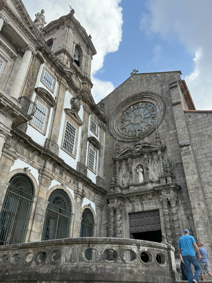 Facciata gotica della Igreja de São Francisco a Porto, famosa per gli interni barocchi riccamente decorati in oro.