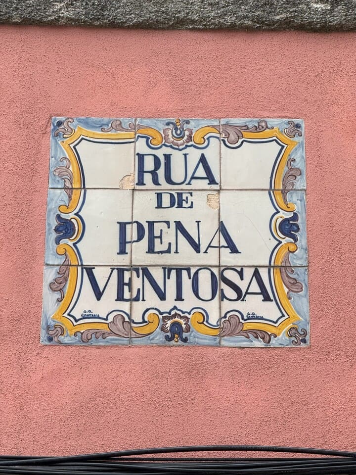 Targa in azulejos con l’iscrizione 'Rua de Pena Ventosa', tipico dettaglio delle strade di Porto.