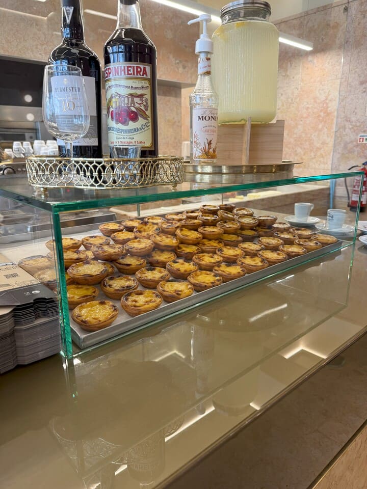 Vassoio di pastéis de nata freschi alla Manteigaria di Porto, una delle pasticcerie più famose del Portogallo.
