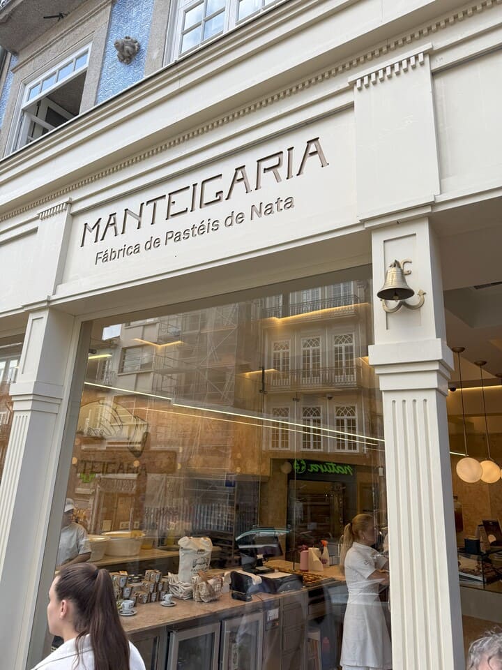 Ingresso della Manteigaria a Porto, rinomata fabbrica di pastéis de nata, dolce tipico portoghese.