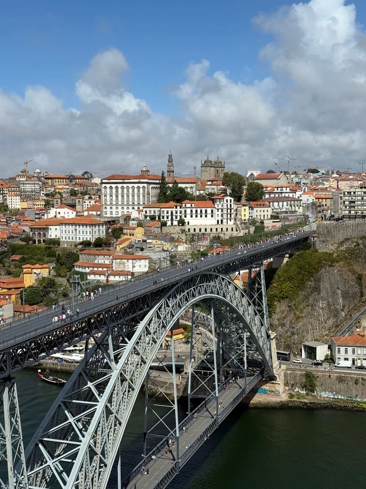 Vista panoramica del Ponte Dom Luís I con la città di Porto sullo sfondo