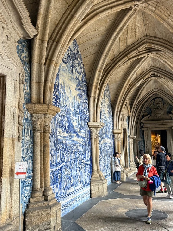 Chiostro interno della Sé de Porto decorato con azulejos, esempio dell’arte sacra portoghese nel cuore della città.