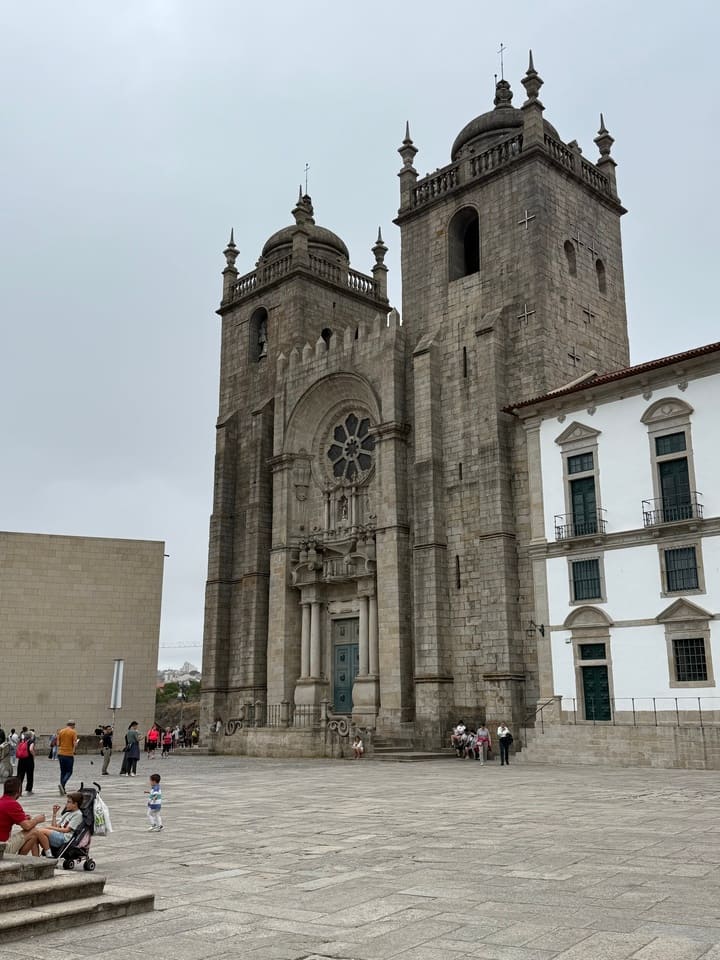 Facciata principale della Sé de Porto, la cattedrale romanica della città con dettagli gotici e barocchi, uno dei monumenti più importanti di Porto.