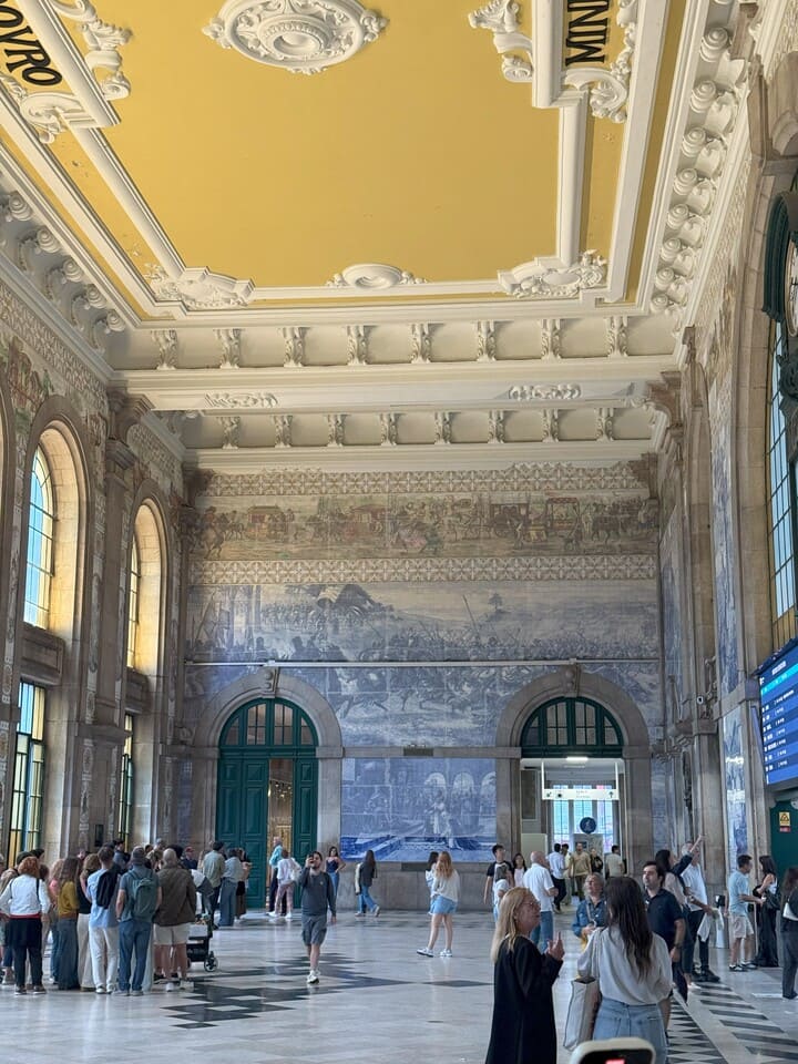 Interno della stazione di São Bento a Porto, con i famosi azulejos blu e bianchi che raccontano la storia del Portogallo.