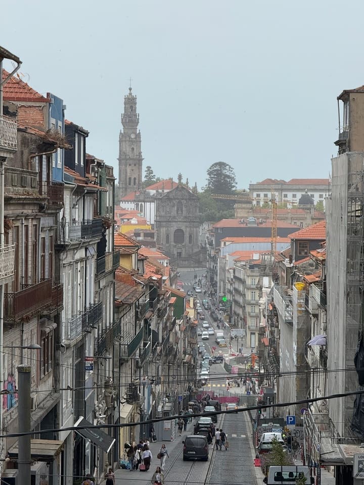 Vista panoramica di Porto dalla Chiesa di Sant’Ildefonso con la Torre dos Clérigos sullo sfondo
