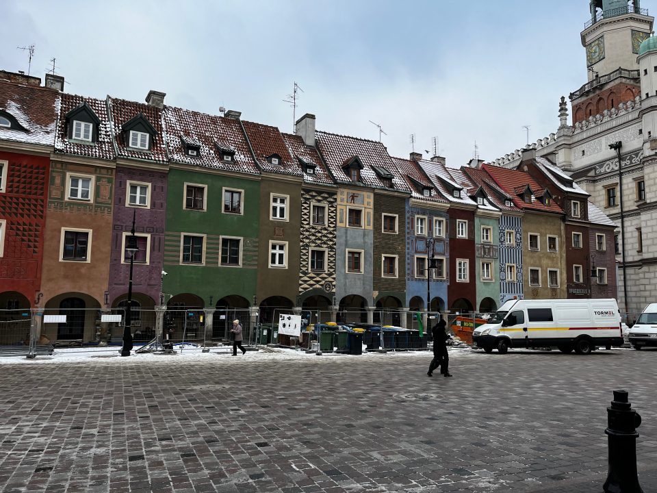 Case dei mercanti a Poznań con facciate colorate e tetti innevati, situate accanto al Municipio sulla piazza Stary Rynek.