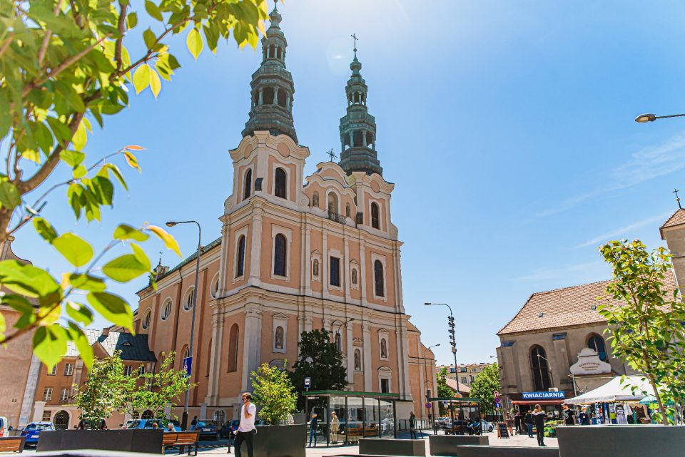 Chiesa di San Francesco Serafico a Poznań, edificio barocco con doppia torre campanaria situato nel centro storico della città.