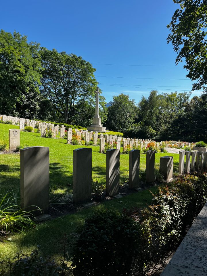 Poznań Park Cytadela con il cimitero militare e monumenti commemorativi immersi nel verde.