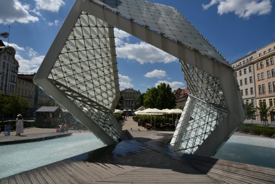 Plac Wolności a Poznań con la fontana moderna in vetro e acciaio, una delle piazze principali della città.
