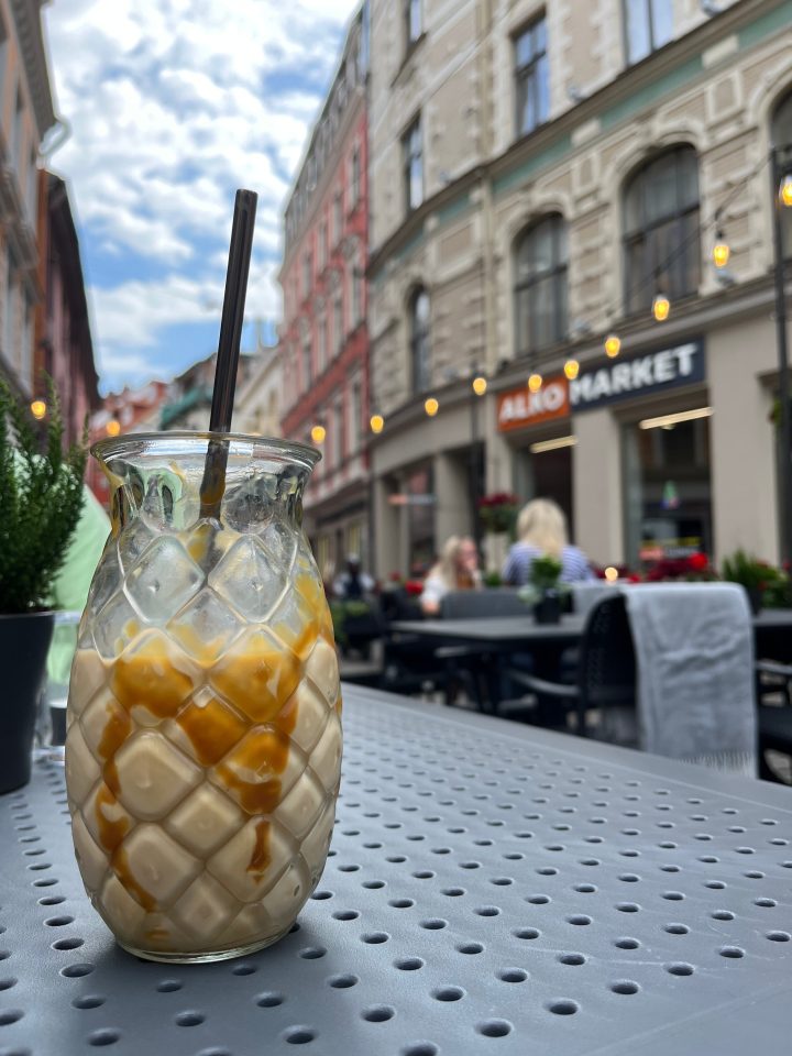 Bevanda servita in un caffè all’aperto nella città vecchia di Riga, tra stradine pittoresche e palazzi storici.