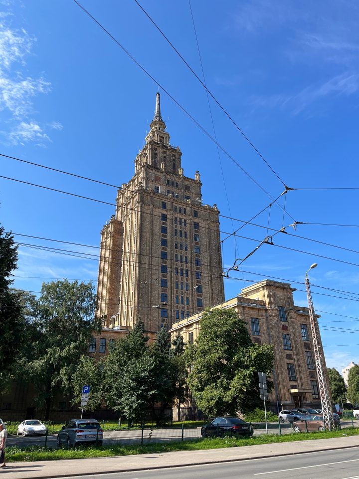 Casa della Scienza a Riga, grattacielo in stile realismo sovietico conosciuto come ‘torta di compleanno di Stalin’, oggi punto panoramico sulla città.