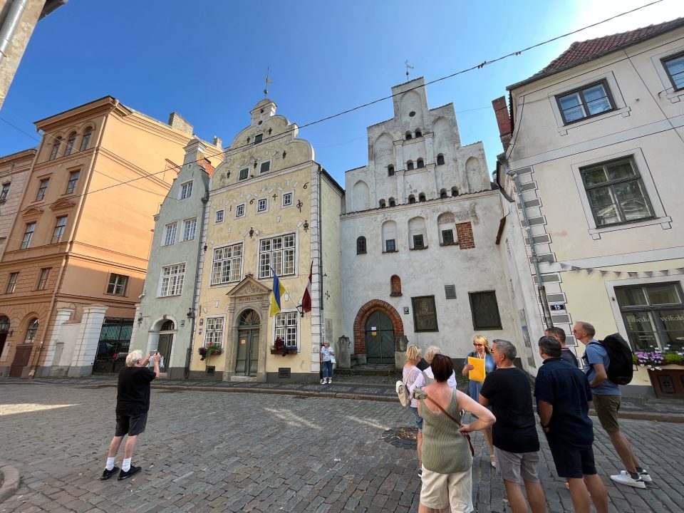 Le Case dei Tre Fratelli a Riga, il complesso di abitazioni medievali più antico della città, tappa imperdibile nella città vecchia lettone.