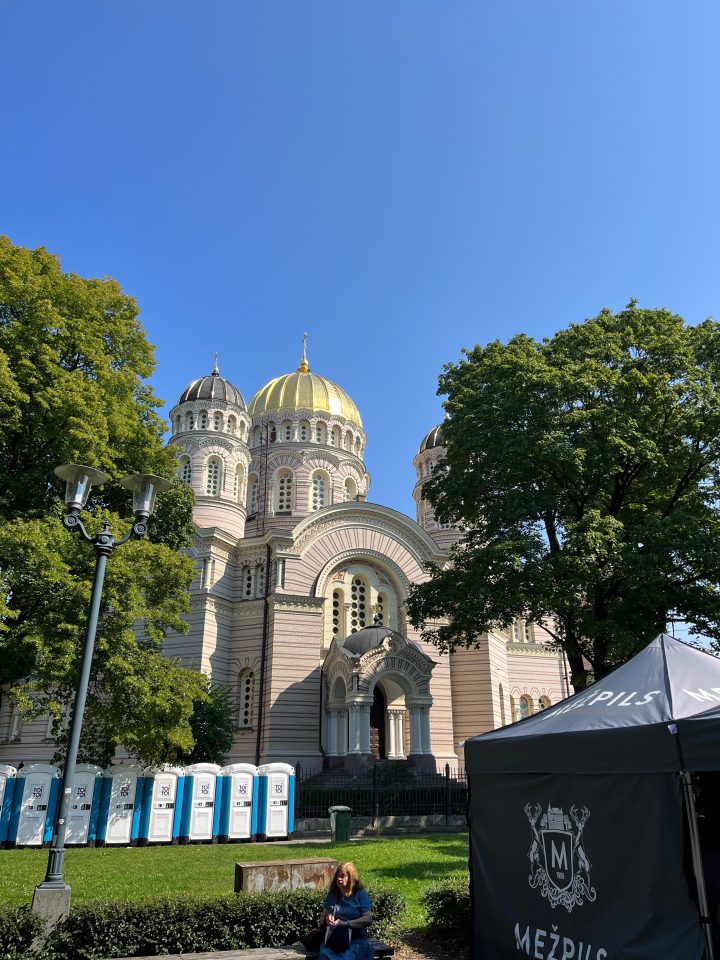 Cattedrale della Natività di Cristo a Riga, chiesa ortodossa con cupole dorate situata nei giardini Esplanade, una delle attrazioni principali della città.