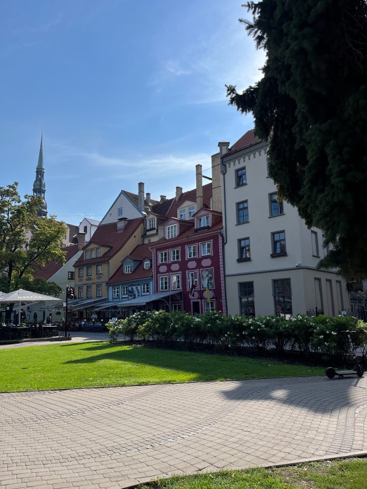 Case colorate della città vecchia di Riga viste dalla piazza, tipiche abitazioni storiche con tetti rossi e facciate pittoresche nel centro storico lettone.
