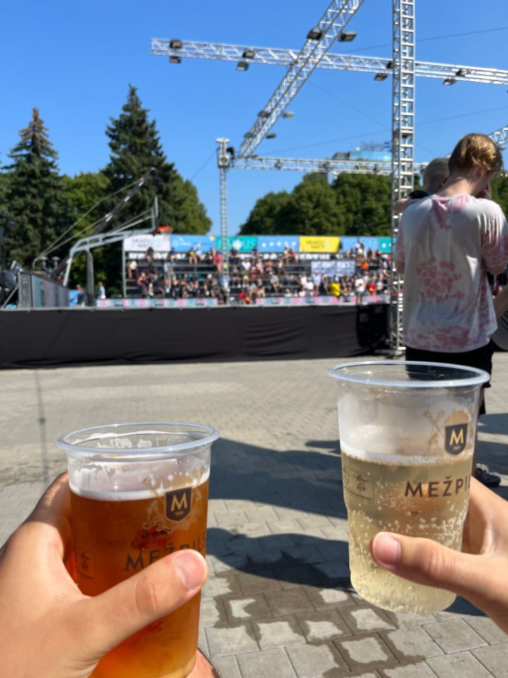 Birra e limonata durante il torneo di basket Krastu Mačs a Riga, evento sportivo estivo nell'Esplanade di Riga.