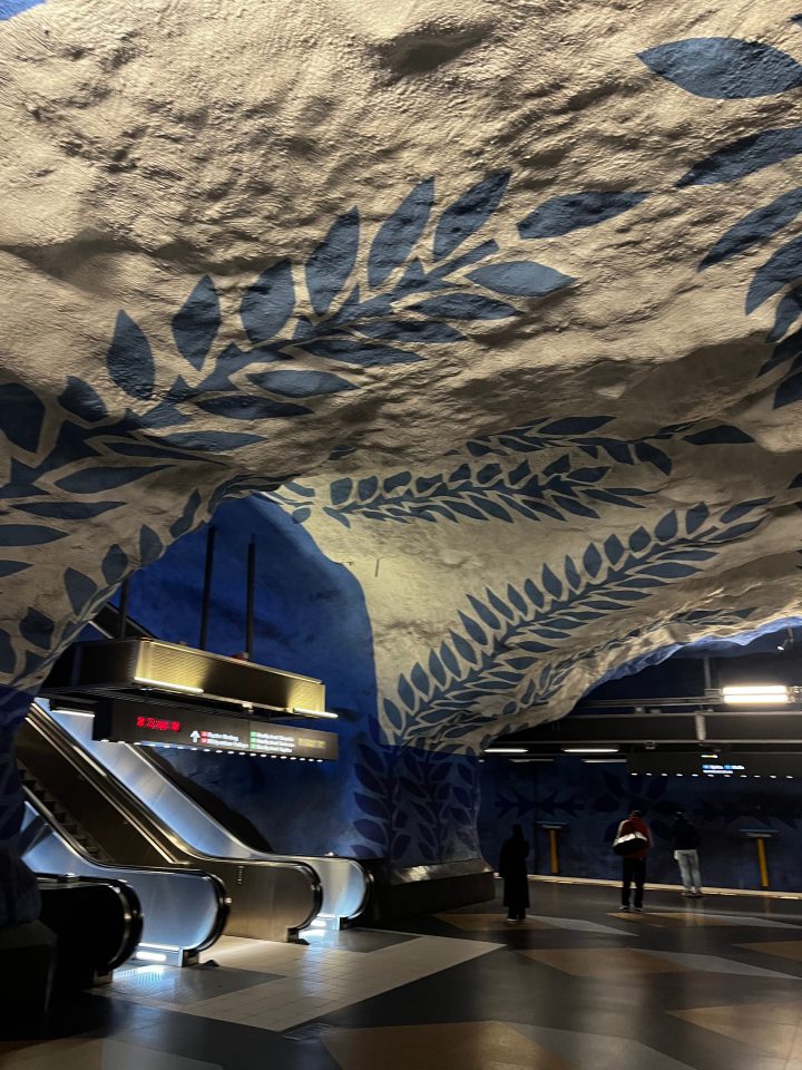 Stazione T-Centralen della metro di Stoccolma, con decorazioni artistiche blu e bianche che rendono unica la metropolitana svedese.