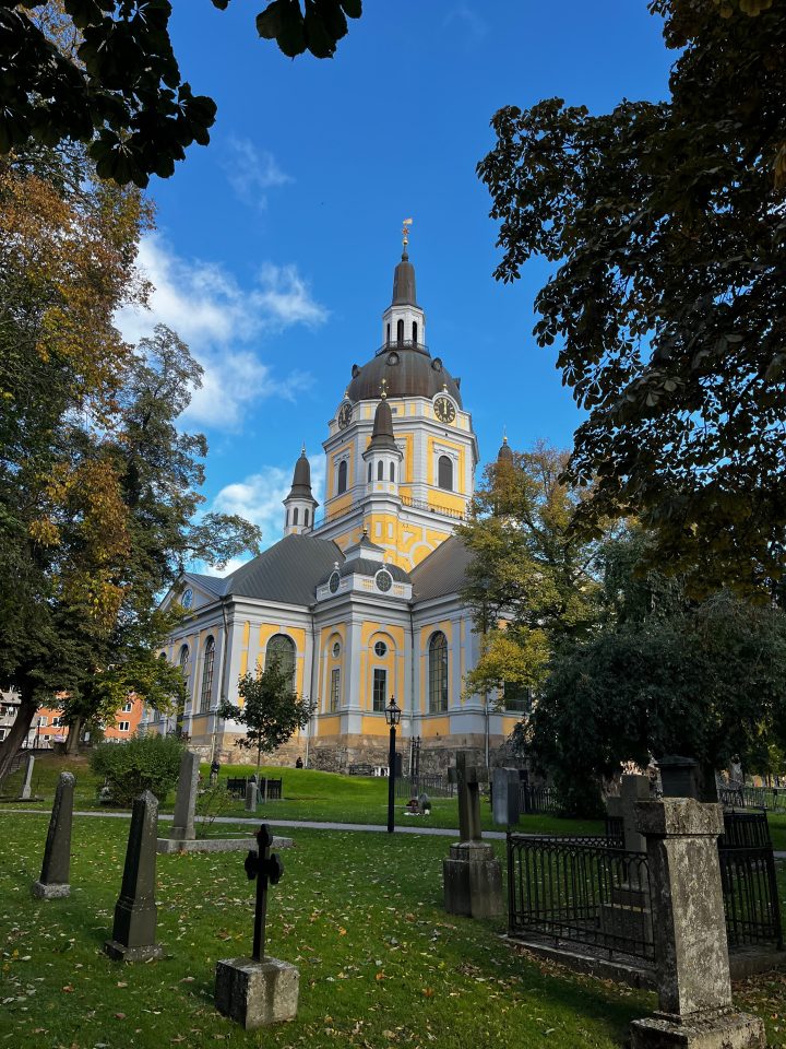 Chiesa di Katarina a Stoccolma con il suo cimitero storico, esempio di architettura barocca svedese.