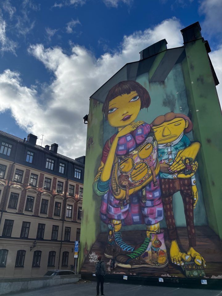 Murales colorato nel quartiere di Södermalm a Stoccolma, celebre per street art e atmosfera bohémien.