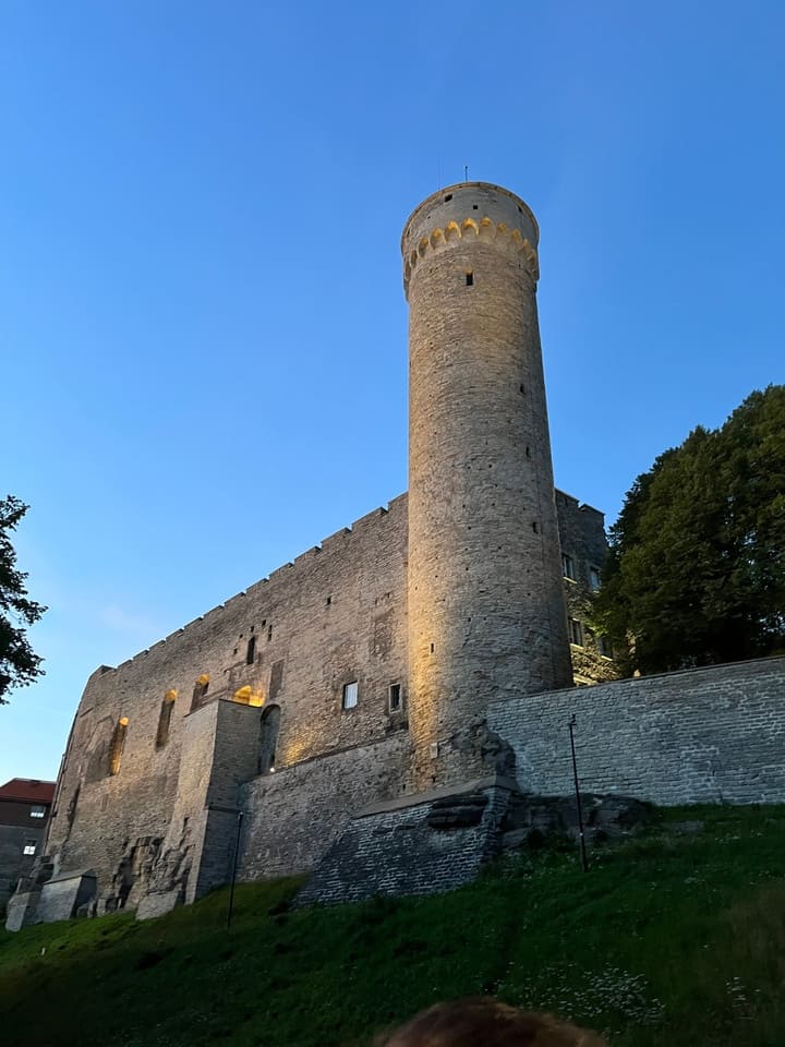 Castello di Toompea a Tallinn illuminato di sera