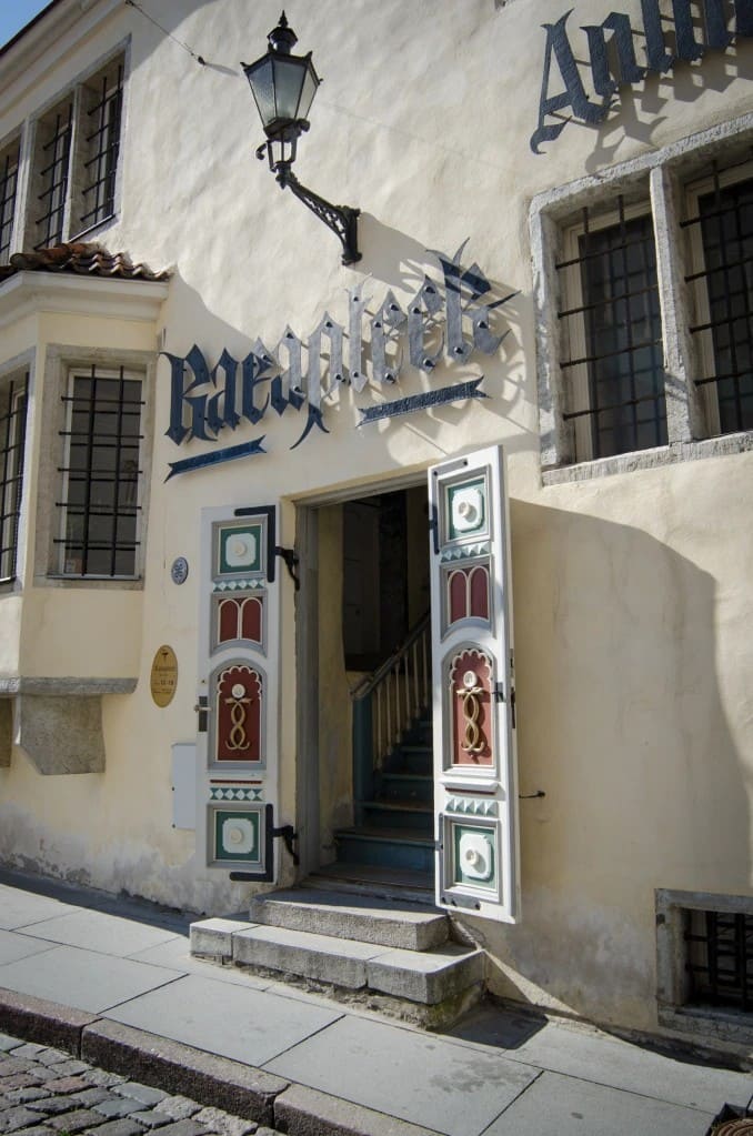 Ingresso della storica farmacia Raeapteek di Tallinn, la più antica farmacia ancora attiva in Europa.