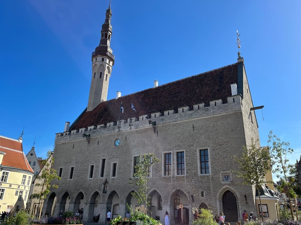 Municipio gotico di Tallinn nella piazza principale della città vecchia