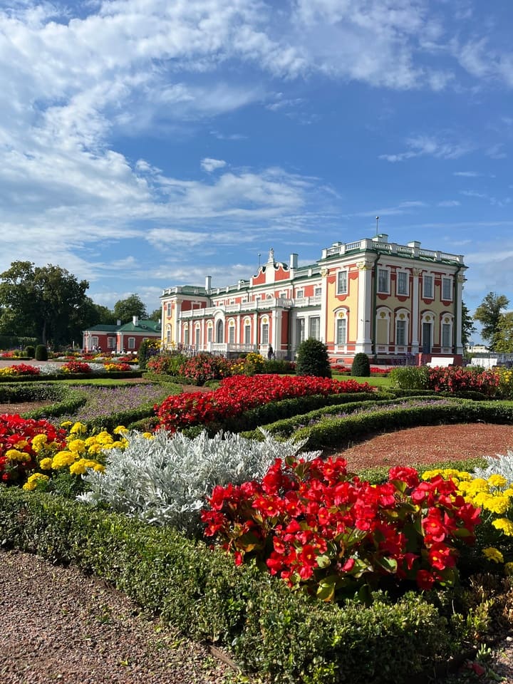 Palazzo barocco di Kadriorg a Tallinn con giardini fioriti e aiuole colorate in primo piano