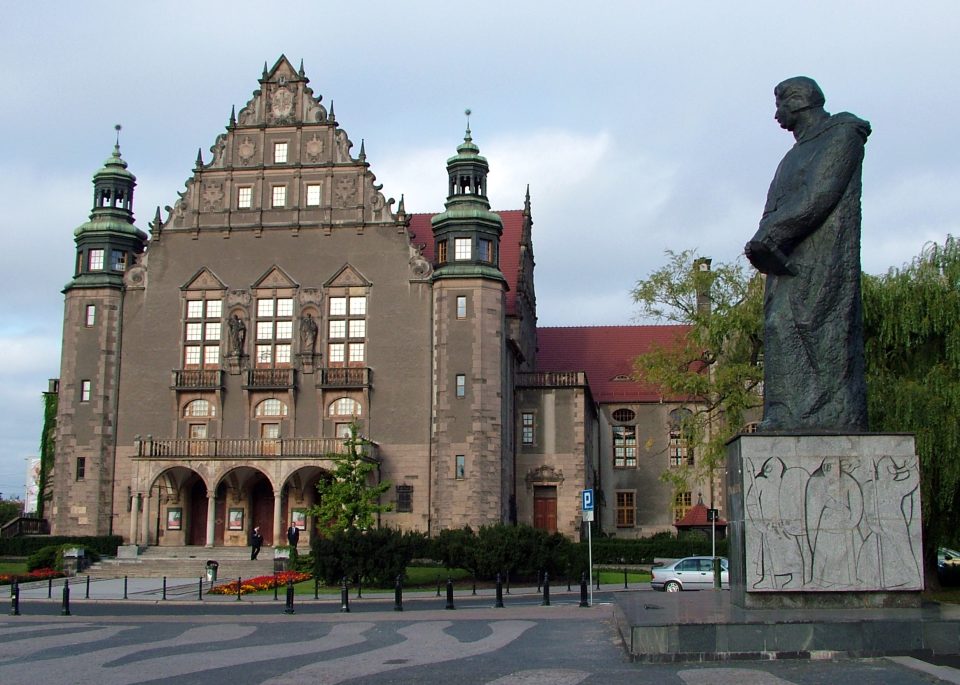 Università Adam Mickiewicz di Poznań con la sua facciata storica e la statua dedicata al poeta polacco.
